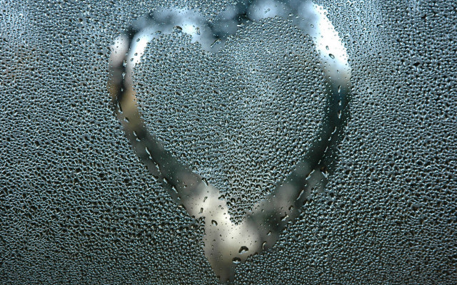 Heart window condensation waterdrops macro free wallpaper for desktop - medium preview image