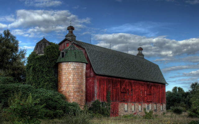 Red barn green roof two free wallpaper for desktop - medium preview image