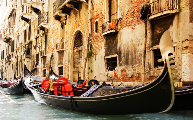 Venice gondolas renaissance architecture cityscape free wallpaper for desktop - medium preview image