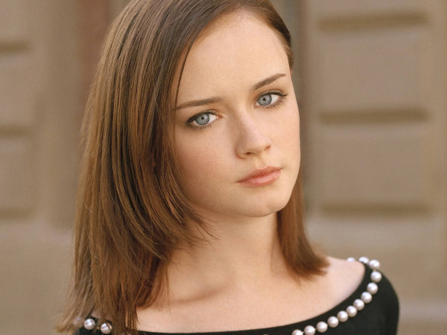 Woman pearl necklace black top free wallpaper for desktop - medium preview image