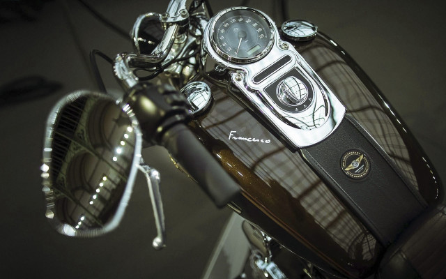 Motorcycle closeup clock mirror detailed free wallpaper for desktop - medium preview image