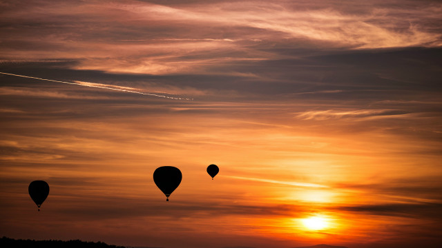 Three hot air balloons sunset free wallpaper for desktop - medium preview image
