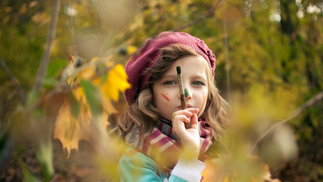 Little girl paintbrush surprised autumn free wallpaper for desktop - medium preview image