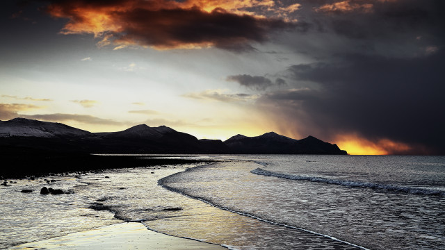 Beach mountains sunset cloudy sky free wallpaper for desktop - medium preview image