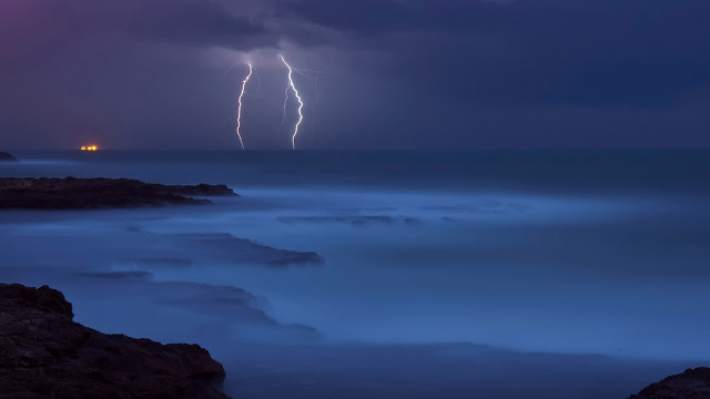 Lightning ocean night orange horizon free wallpaper for desktop - medium preview image
