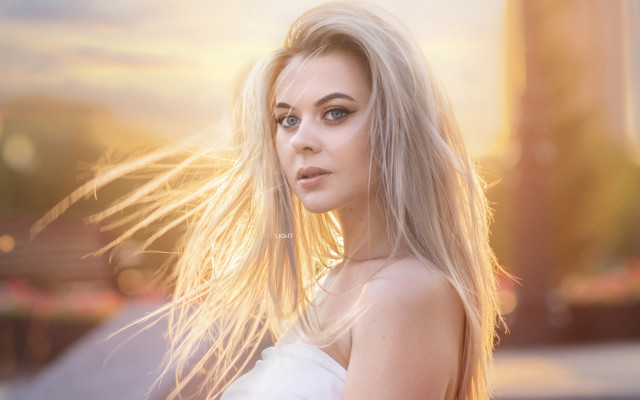 Blonde woman building sky portrait free wallpaper for desktop - medium preview image