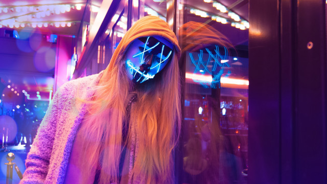 Woman neon mask cyberpunk city free wallpaper for desktop - medium preview image