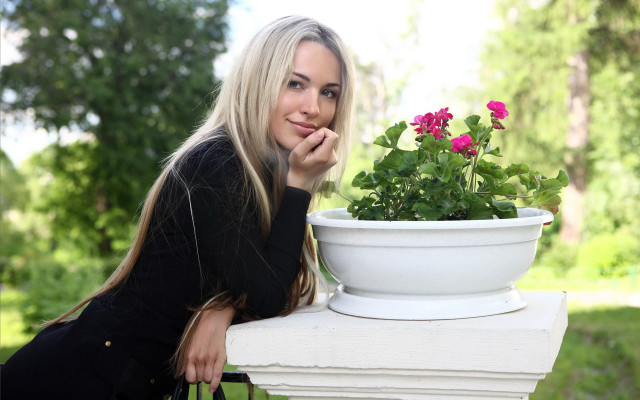 Woman potted plant pink flower free wallpaper for desktop - medium preview image