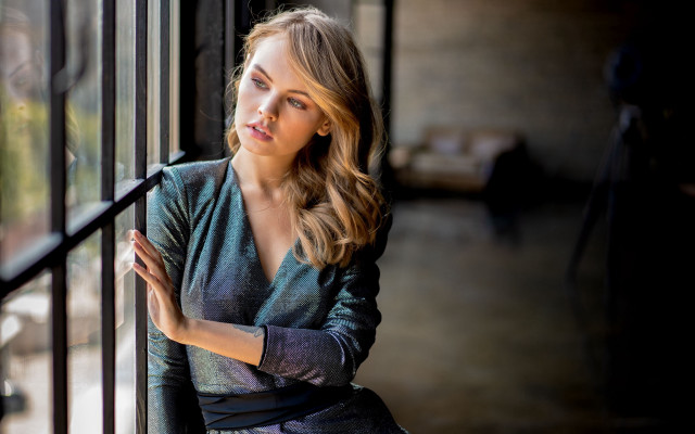 Woman blonde portrait street fashion free wallpaper for desktop - medium preview image