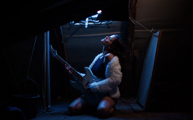 Woman guitar microphone light artist free wallpaper for desktop - medium preview image