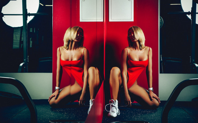 Red dress mirror night star free wallpaper for desktop - medium preview image