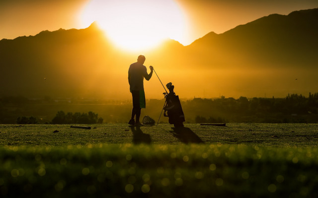 Golf playing man child sunset free wallpaper for desktop - medium preview image