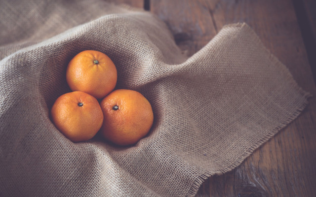 Three oranges still life fishnet free wallpaper for desktop - medium preview image