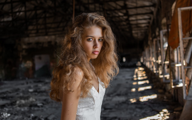 Elina karimova barn portrait blonde free wallpaper for desktop - medium preview image