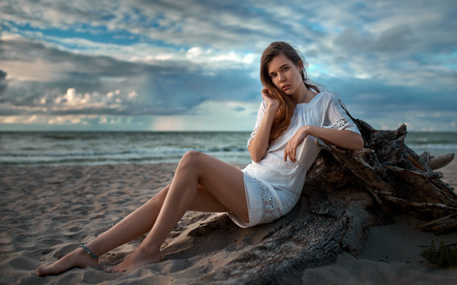 Woman beach stump cloudy sky free wallpaper for desktop - medium preview image