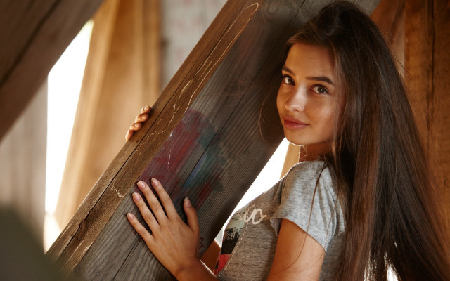 Elina karimova asian woman playing free wallpaper for desktop - medium preview image