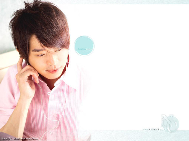 Man talking cellphone sitting laptop free wallpaper for desktop - medium preview image