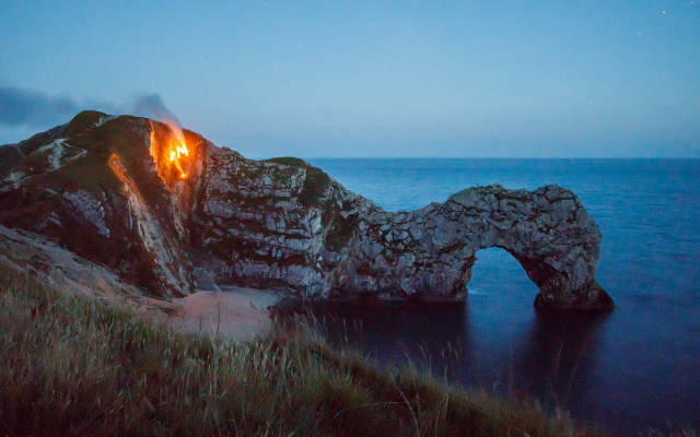 Rock formation light ocean night free wallpaper for desktop - medium preview image
