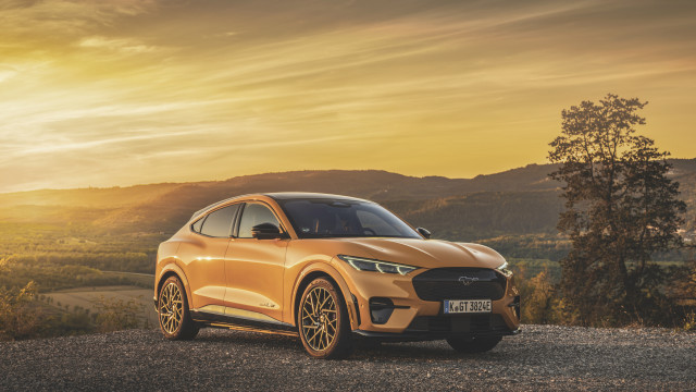 Yellow suv mountain sunset beach free wallpaper for desktop - medium preview image