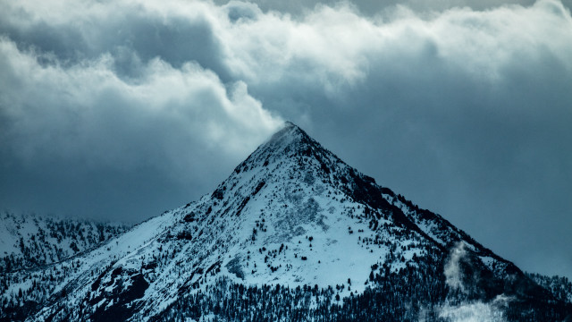 Snowy mountain trail cloudy sky free wallpaper for desktop - medium preview image