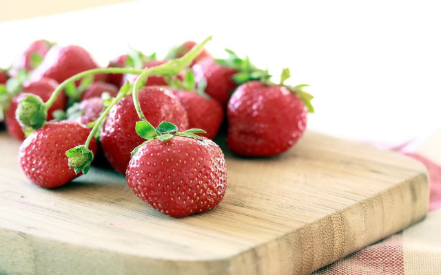 Strawberries cuttingboard berry closeup food free wallpaper for desktop - medium preview image
