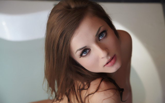 Blue eyes brown hair bathtub free wallpaper for desktop - medium preview image