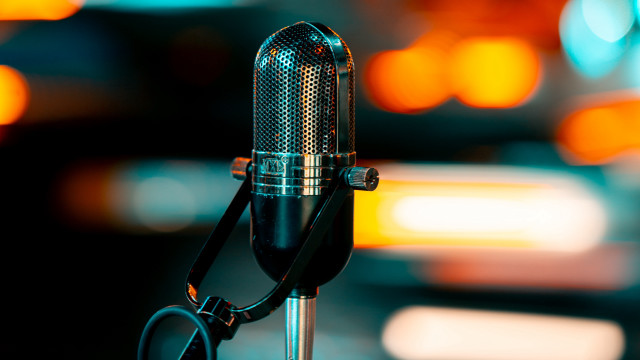 Microphone portrait blurry background night free wallpaper for desktop - medium preview image