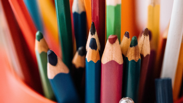 Colored pencils cup childs drawing free wallpaper for desktop - medium preview image