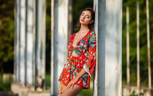 Woman red floral kimono blurry free wallpaper for desktop - medium preview image