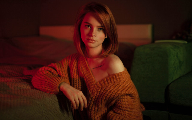 Renaissance woman bed green couch free wallpaper for desktop - medium preview image