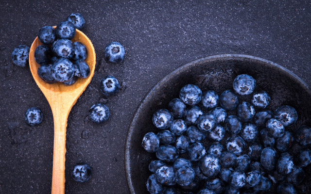 Wooden spoon blueberries bowl black free wallpaper for desktop - medium preview image