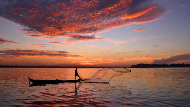 Boat man sunset water net free wallpaper for desktop - medium preview image