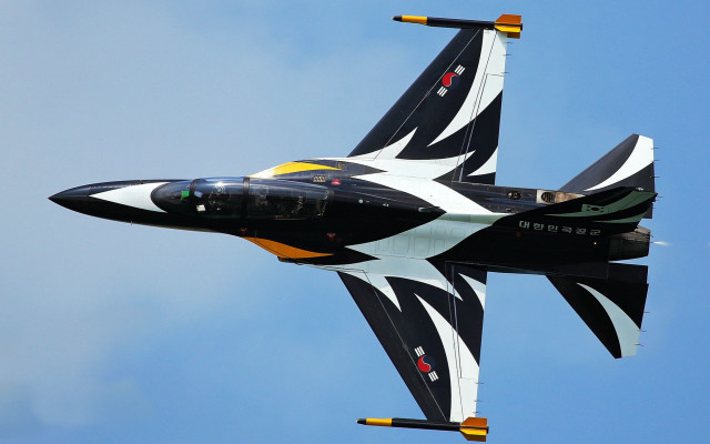 Jet blue sky yellow black free wallpaper for desktop - medium preview image