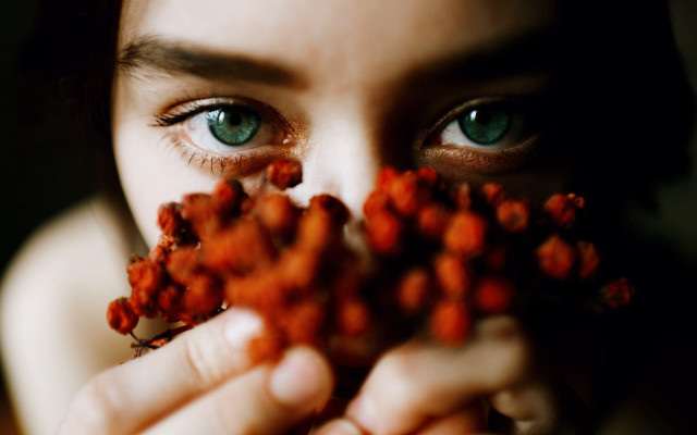 Woman berry hands aquaeeyes closeup free wallpaper for desktop - medium preview image