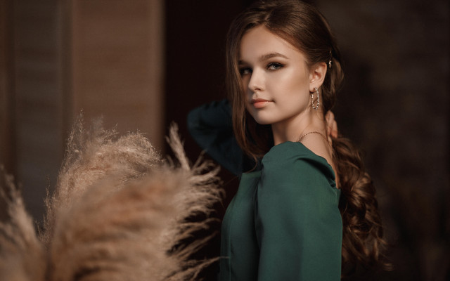 Woman green dress feathery background free wallpaper for desktop - medium preview image