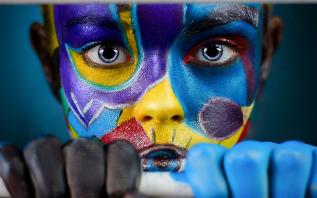 Fauvism painted woman gloves chin free wallpaper for desktop - medium preview image