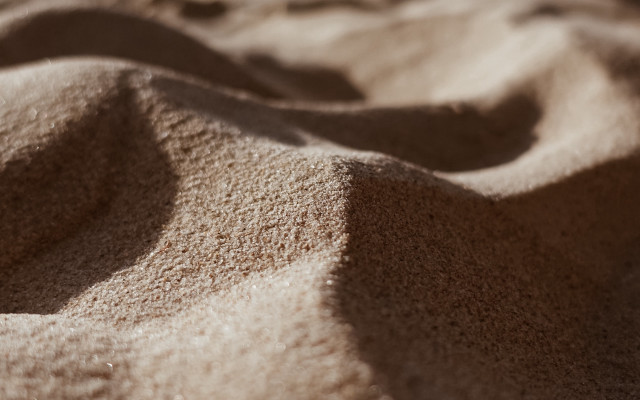 Sand dune bird hat sky free wallpaper for desktop - medium preview image