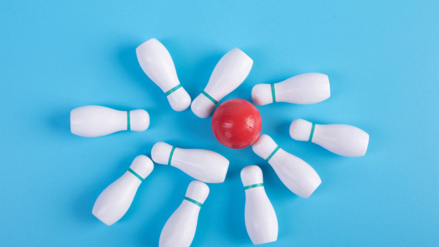 White plastic bowling pins red free wallpaper for desktop - medium preview image