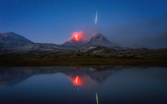 Mountain reflection red light shooting free wallpaper for desktop - medium preview image