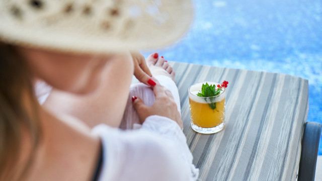 Woman drink pottedplant blurry closeup free wallpaper for desktop - medium preview image