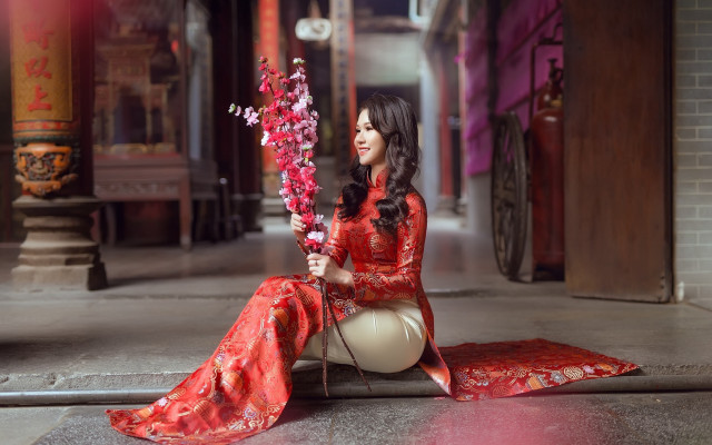 Woman red dress flower bouquet free wallpaper for desktop - medium preview image