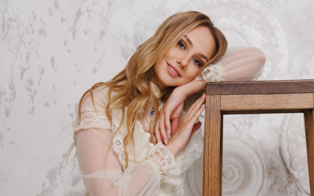 Woman blonde portrait artnouveau jewelry free wallpaper for desktop - medium preview image