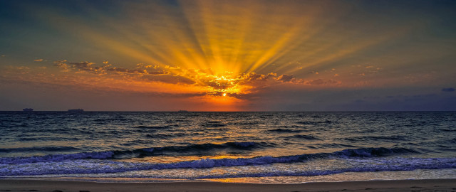 Sunset ocean boat sky crepuscular free wallpaper for desktop - medium preview image