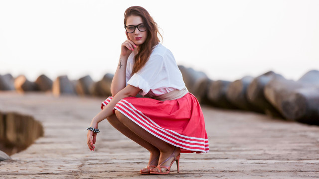 Woman red skirt beach cosplay free wallpaper for desktop - medium preview image