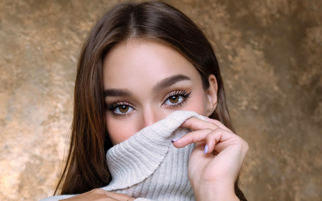 Elina karimova white sweater gold free wallpaper for desktop - medium preview image