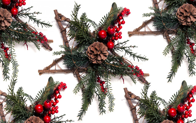Christmas pine cones berries reindeer free wallpaper for desktop - medium preview image
