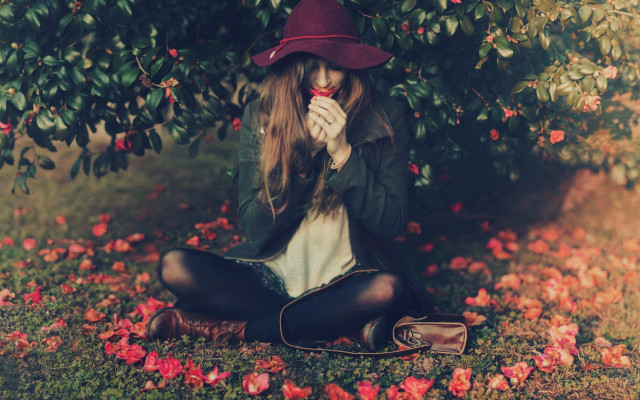Woman hat purse autumn nature free wallpaper for desktop - medium preview image