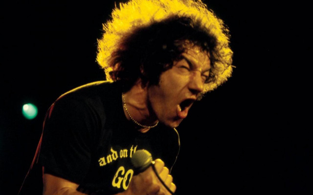 Man microphone yellow wig holding free wallpaper for desktop - medium preview image