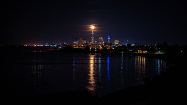 City skyline night full moon #5 free wallpaper for desktop - medium preview image