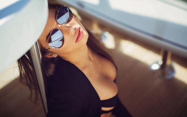 Woman sunglasses leaning wall blurry free wallpaper for desktop - medium preview image